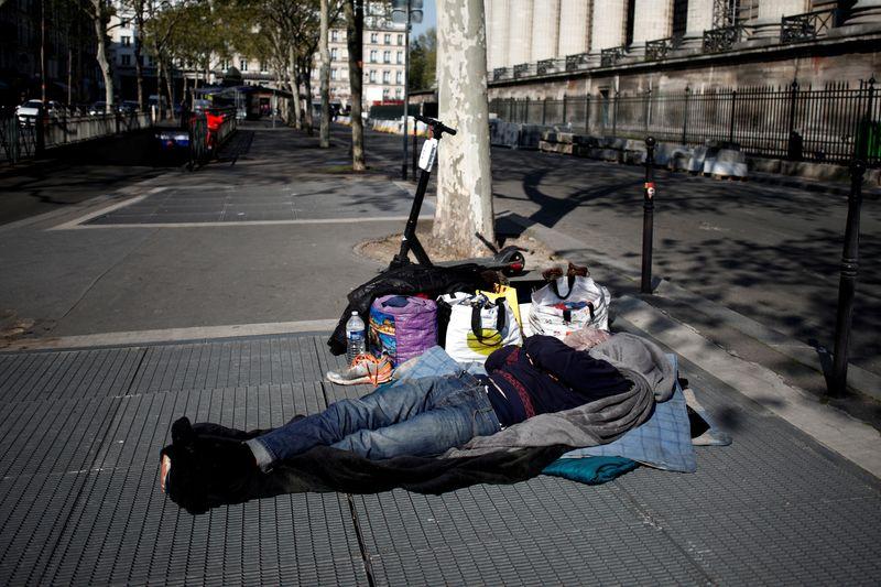 less-money-but-more-attention-for-the-homeless-of-paris-during-lockdown