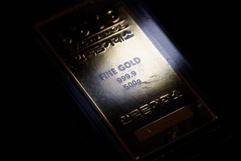 Gold rises as US Treasury yields dollar pause