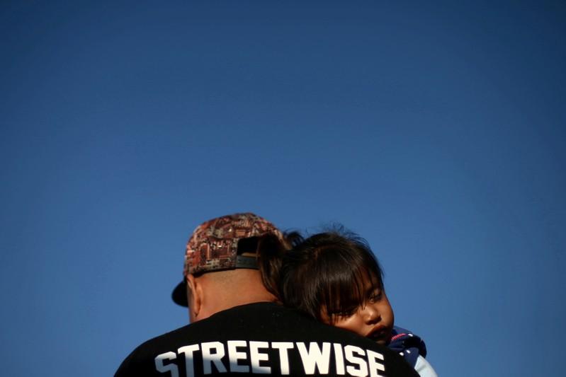 U.S. cements plans to separate families crossing border illegally