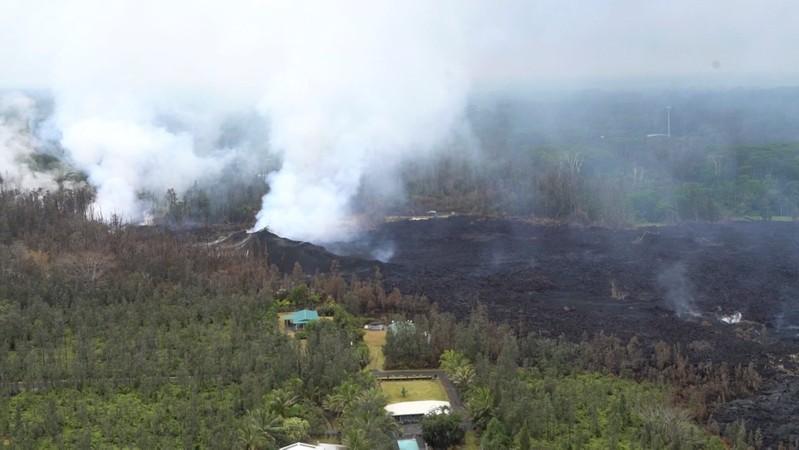 Hawaii residents shaken by tremors, brace for new lava outbreaks Hawaii residents shaken by tremors, brace for new lava outbreaks