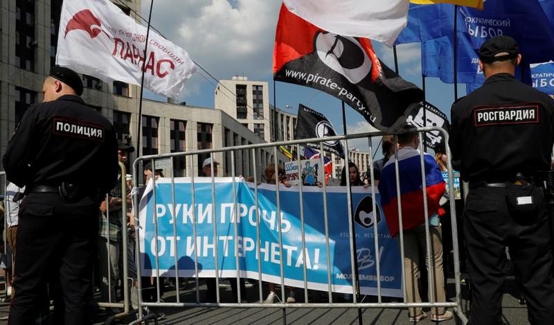 Protesters demand Russia stop blocking Telegram messenger app Protesters demand Russia stop blocking Telegram messenger app