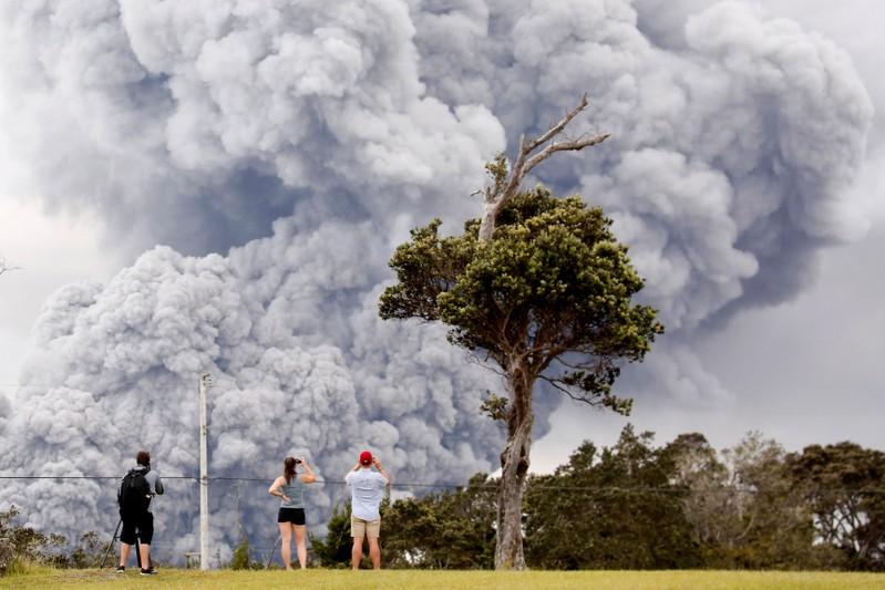Ash fallout' alert after Hawaii volcano erupts in 30,000-foot plume Ash fallout' alert after Hawaii volcano erupts in 30,000-foot plume