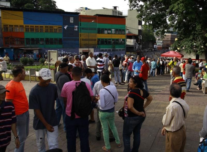 Poor Venezuelans crowd proMaduro stations in hope of vote prize