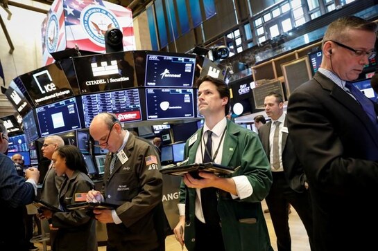 Oil price fall hits energy shares, dollar rises Oil price fall hits energy shares, dollar rises