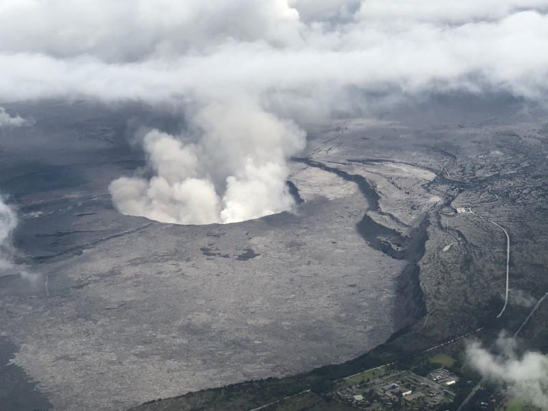 Fast lava from Hawaii's Kilauea volcano closes highway Fast lava from Hawaii's Kilauea volcano closes highway