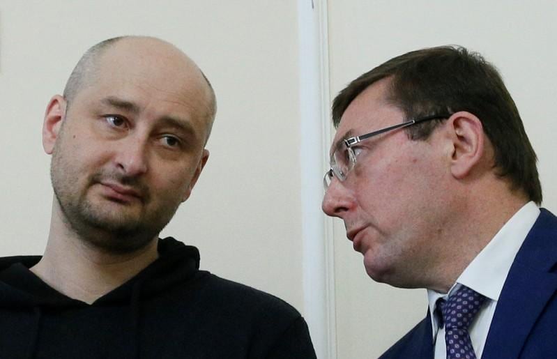 Kremlin critic turns up alive at televised briefing about his murder