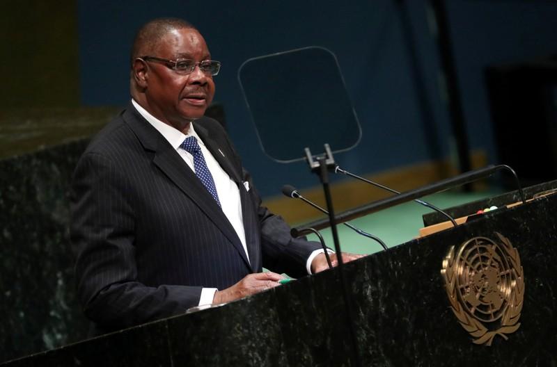 Malawis Mutharika narrowly wins presidential race with 3857 of the vote