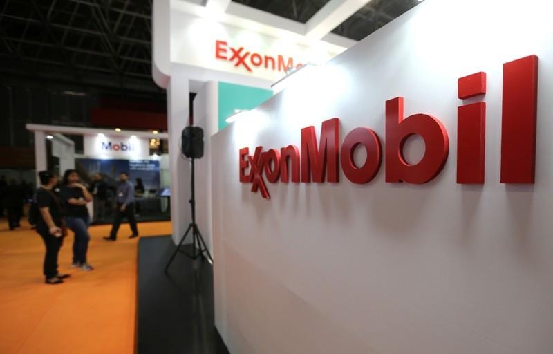 Exxon shareholders reject splitting CEO board chair roles