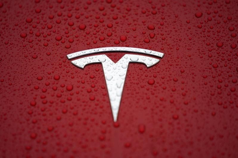 Tesla CEO urges employees to catch up to hit delivery record
