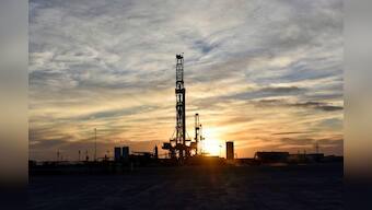 Oil falls amid concerns about new viral outbreaks, rise in inventories