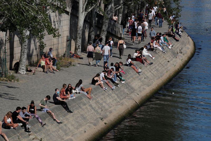 Beaches parks busy as Europe heat wave and US spring test new coronavirus rules