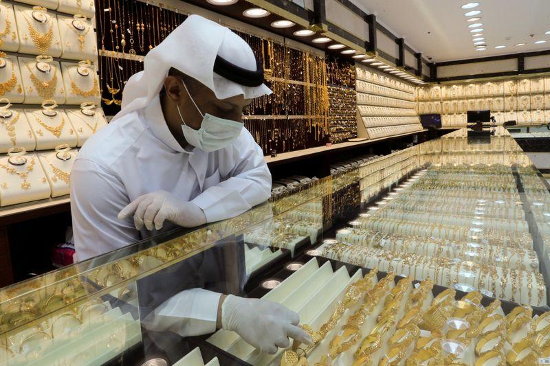 Gold dips to twoweek low on recovery hopes