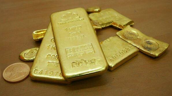 Gold rises over 1% as retreat in dollar, yields boost allure