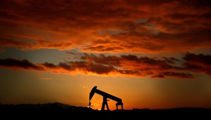 Oil Prices Diverge as Venezuelan Output Approaches Crisis Mode Oil Prices Diverge as Venezuelan Output Approaches Crisis Mode