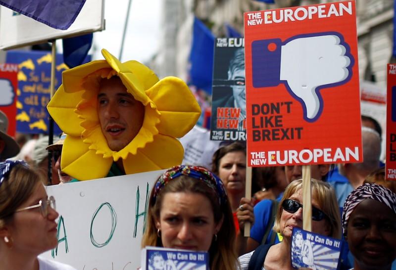 Thousands join London march to demand Brexit deal referendum