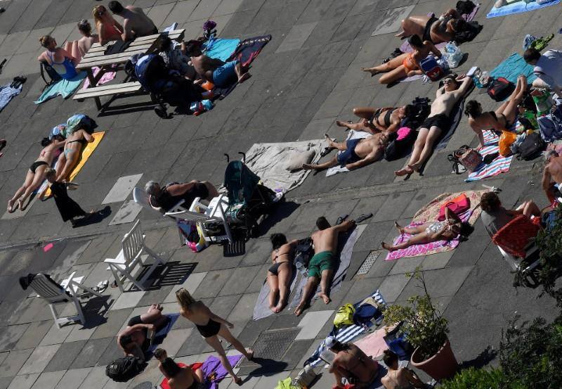 UK temperatures may hit record June highs as heatwave continues