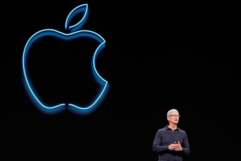 Trump talks trade with Apple CEO Cook as China dispute looms