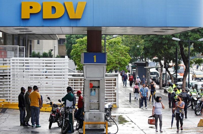 Long lines, confusion as Venezuela sells Iranian fuel under new price system Long lines, confusion as Venezuela sells Iranian fuel under new price system