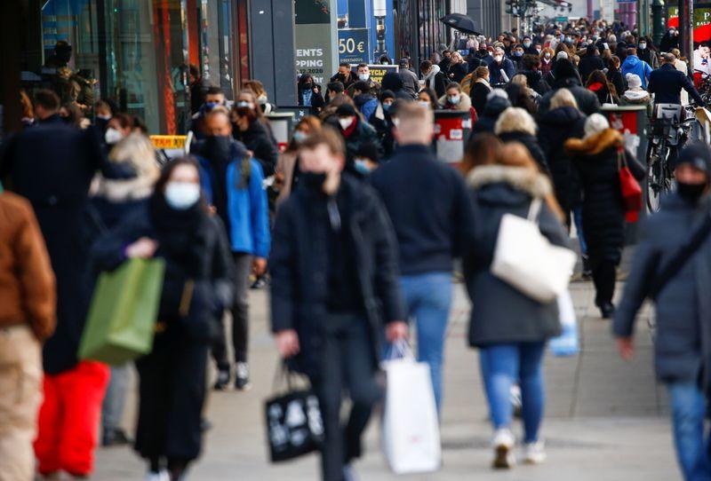 Euro zone retail sales fall more than expected in April