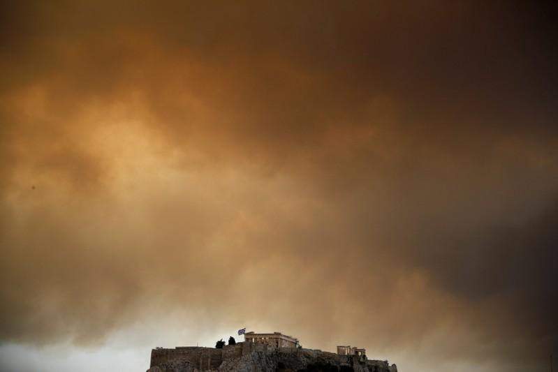 Greek wildfire kills at least 20 near Athens, residents flee homes Greek wildfire kills at least 20 near Athens, residents flee homes