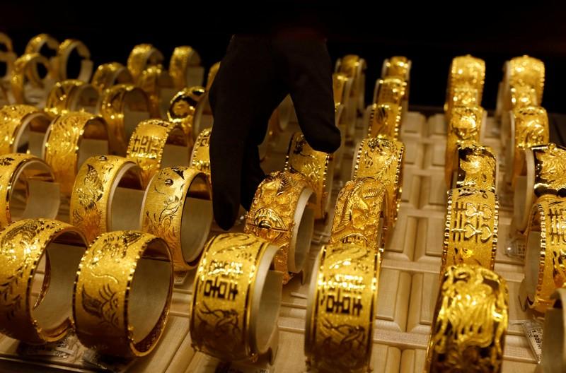 Gold falls as dollar, equities gain on U.S.-China truce Gold falls as dollar, equities gain on U.S.-China truce