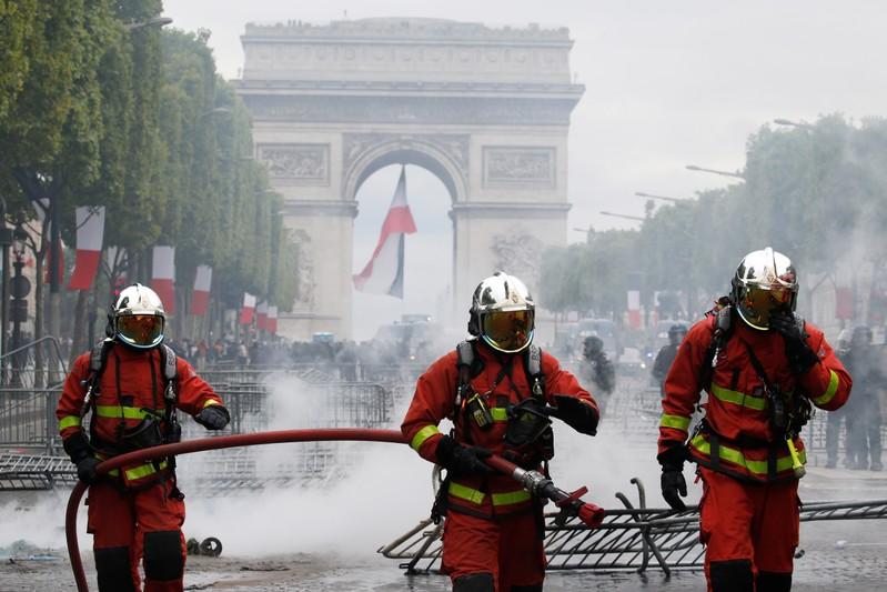 French police fire tear gas as protests follow Bastille Day parade French police fire tear gas as protests follow Bastille Day parade