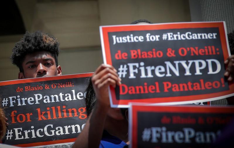 Hundreds protest in New York after police officer avoids charges in chokehold case