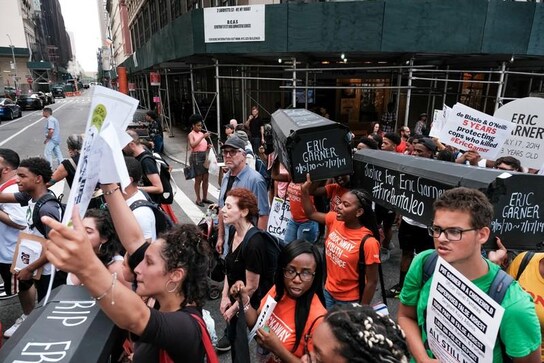 Protesters vent anger at New York mayor, U.S. DOJ after chokehold decision Protesters vent anger at New York mayor, U.S. DOJ after chokehold decision