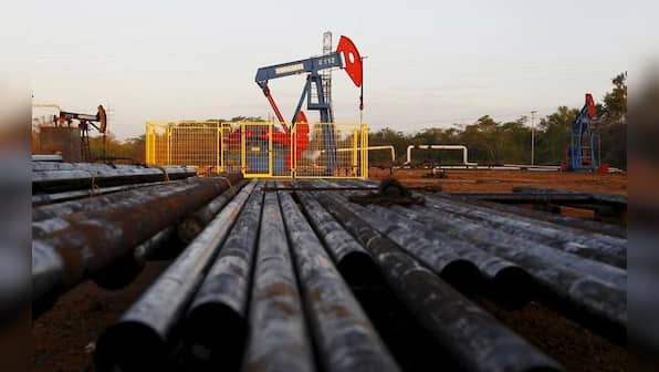 Oil falls 1% despite large U.S. stockpile decline