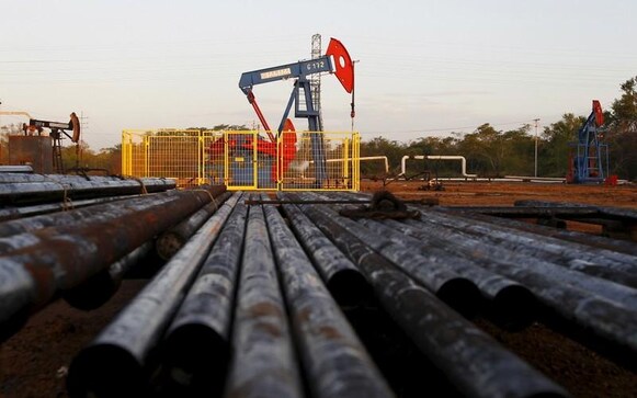 Oil falls 1% despite large U.S. stockpile decline Oil falls 1% despite large U.S. stockpile decline