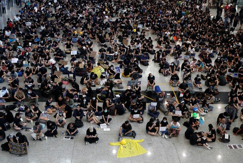 Protesters flock to Hong Kongs airport as political crisis simmers on