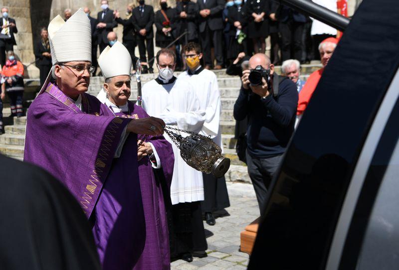 Former Pope Benedicts tribute read at elder brothers funeral