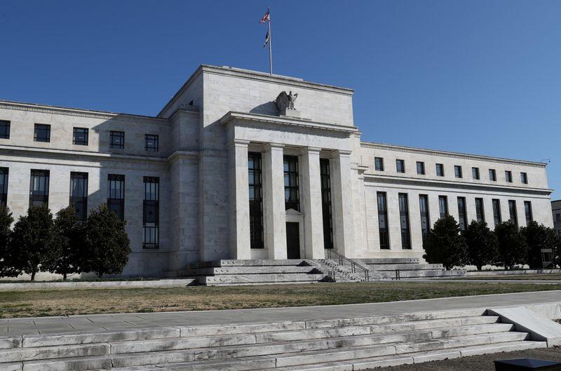 Fed policymakers worry growth plateauing pledge more support