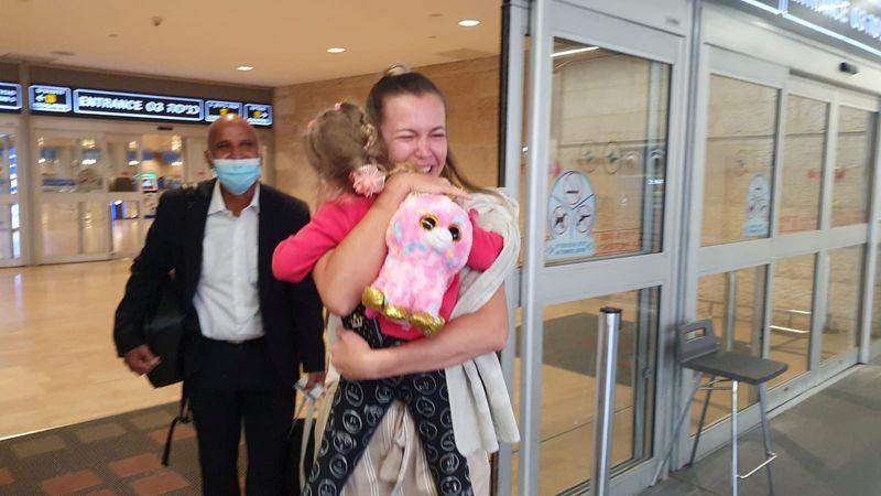 Tears for toddlers return to Israel after accidental coronavirus exile