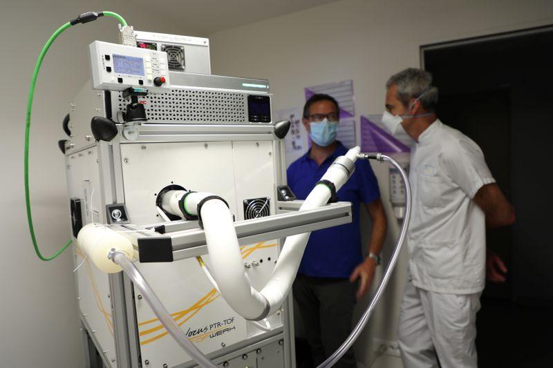 French hospital tests new breathalyser machine to detect COVID-19 French hospital tests new breathalyser machine to detect COVID-19