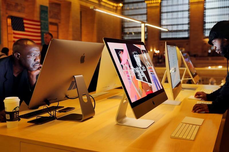 Instant view: Apple hits $1 trillion stock market valuation