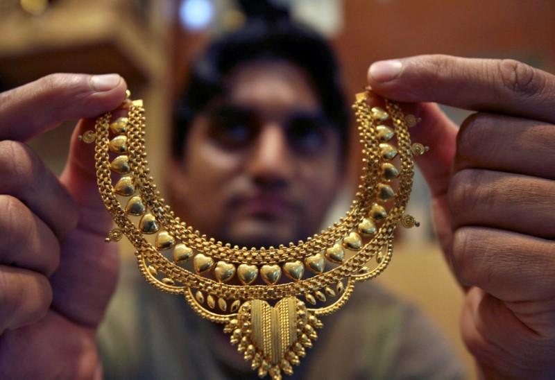 Gold hits fresh 2017 lows as investors seek refuge elsewhere Gold hits fresh 2017 lows as investors seek refuge elsewhere
