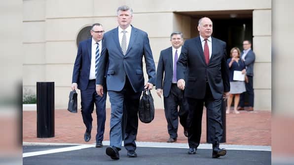 Trump defends ex-aide Manafort as jury weighs verdict