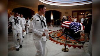 Thousands endure blazing Arizona heat to view Senator John McCain's casket