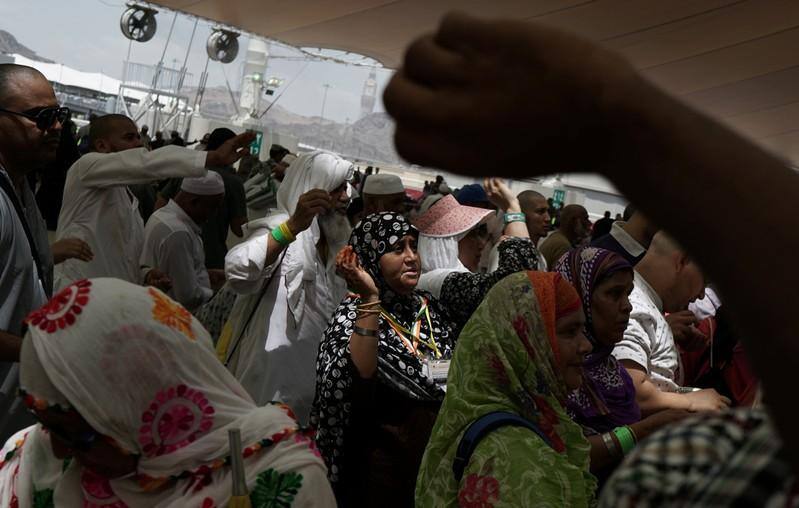 Muslim pilgrims pray in Mecca as haj winds down without incident