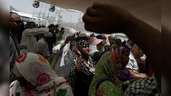 Muslim pilgrims pray in Mecca as haj winds down without incident