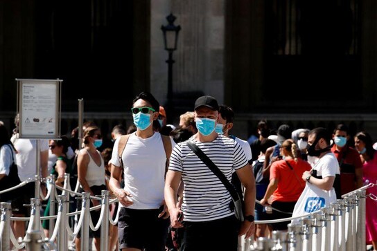 Some tourists confused by new COVID-19 mask rules in Paris Some tourists confused by new COVID-19 mask rules in Paris