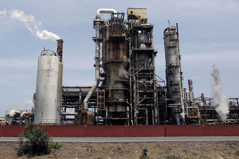 Venezuela opposition lawmakers open probe of oil spill on Caribbean coast