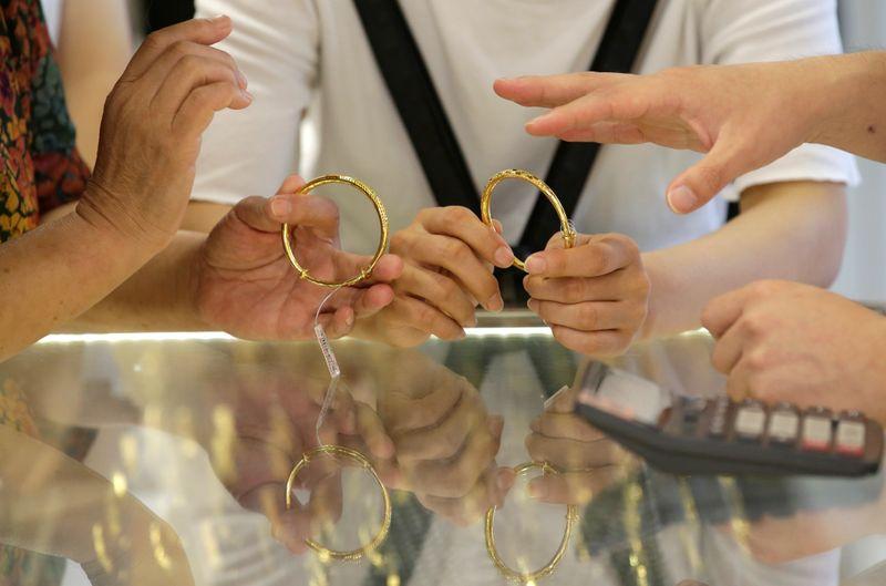 Dwindling gold demand pushes Chinese discounts to record high
