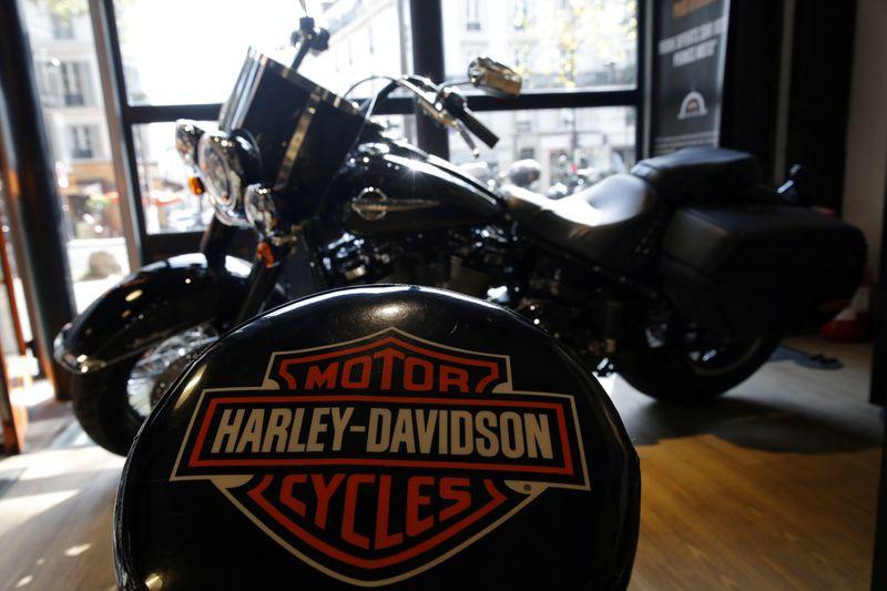 Harleys activist investor backs business reboot strategy