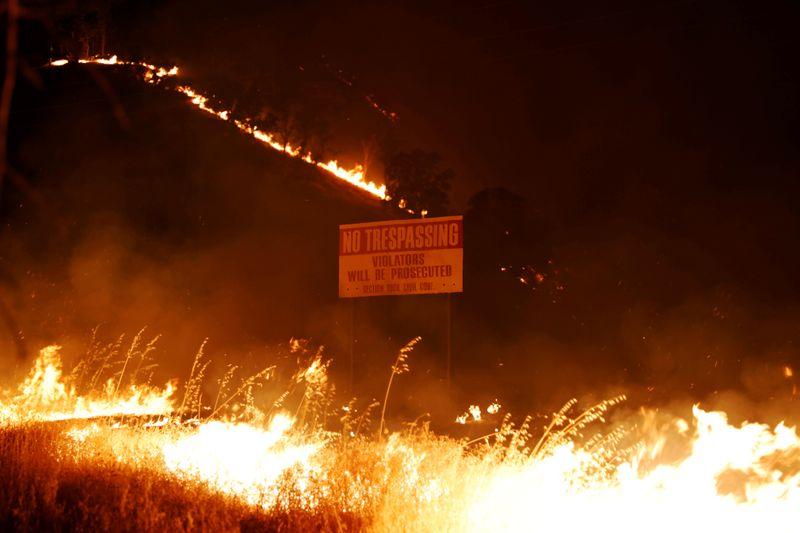 Fastmoving California wildfires threaten tens of thousands