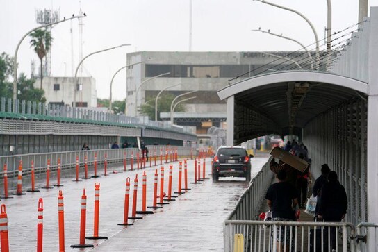 US closes lanes, adds checks at Mexico border to contain coronavirus US closes lanes, adds checks at Mexico border to contain coronavirus