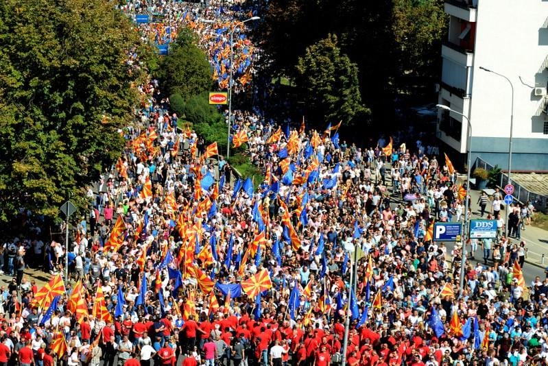 Several thousand Macedonians gather in support of EU NATO membership