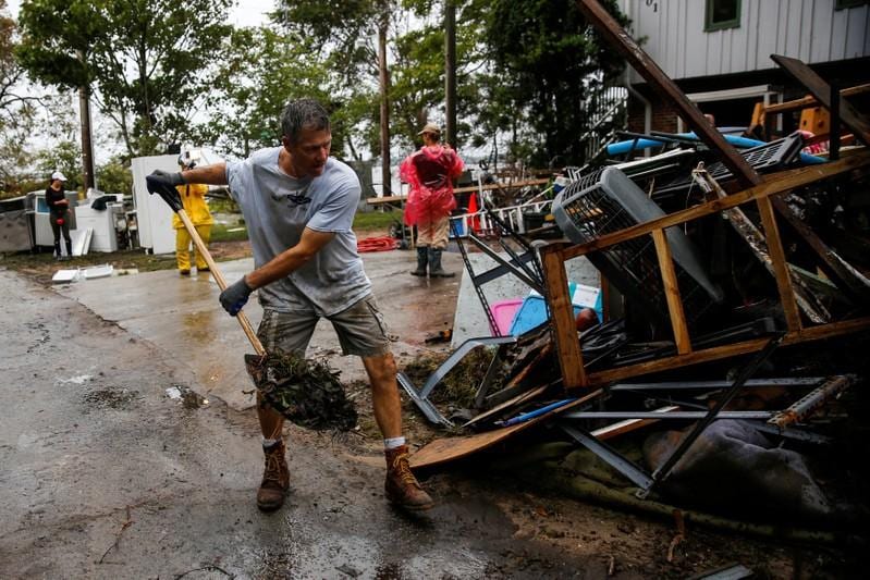 Travel snarled by flooding as Carolinas size up Florences damage