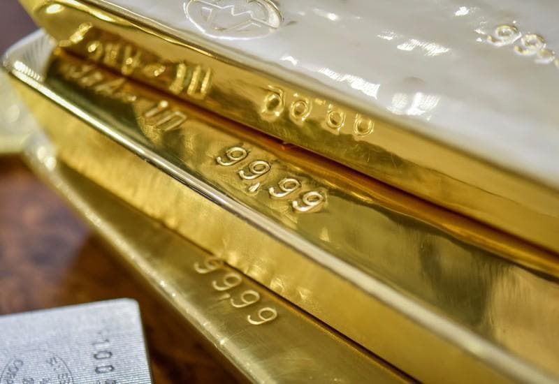 Gold climbs as dollar weakens on USChina trade dispute